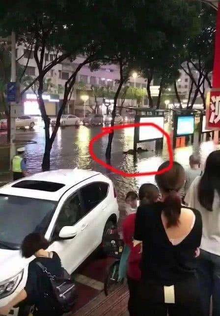 母女公交站触电身亡, 别让雨天出行成用生命赶