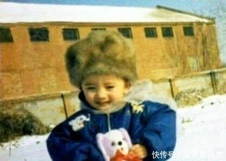 一组杨幂小时候照片,小学时就成女强人,经常帮