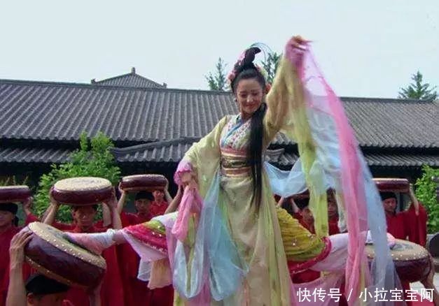 女星古装跳舞造型,佟丽娅身轻如燕,刘诗诗红裙