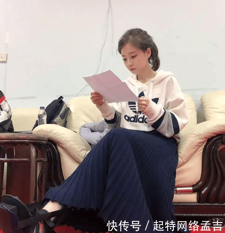 冯提莫高中艺考照被扒,考考浓妆和Cosplay,这吗重点高中没有中难图片