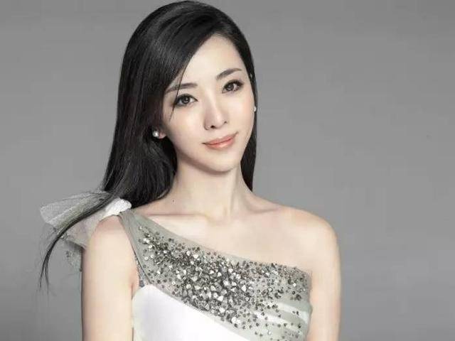 央视第一美女李思思老公曝光，真实背景寒酸到令人无语