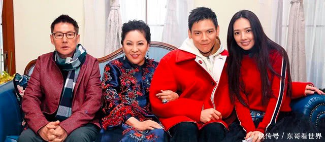 向佐求婚郭碧婷成功郭碧婷戴巨型婚戒现身酒宴