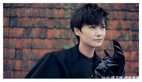 见过李宇春穿泳装吗?13年前的这张照片让我笑