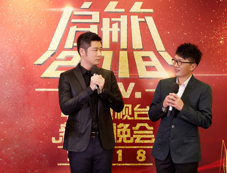 量嗓助力晚会 搭档任重唱响《做自己的英雄》