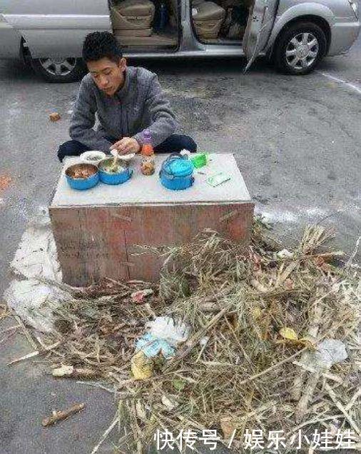 片场吃饭,看完张一山,彭于晏等人在看杨颖网友