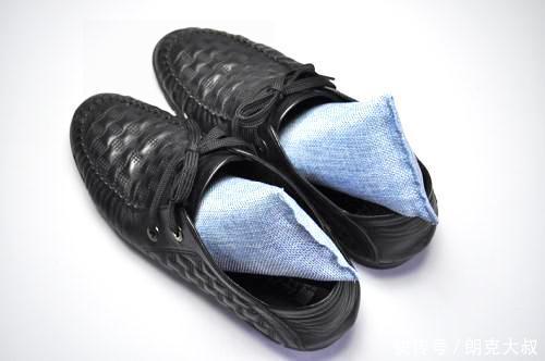 鞋子穿了一天又湿又臭?晚上把它放在鞋里,第二