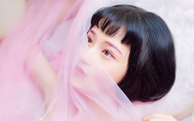 粉红女孩闺房软萌写真 仿佛散发着草莓气息