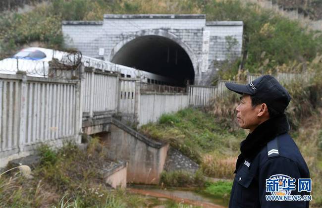 深山铁路守隧人