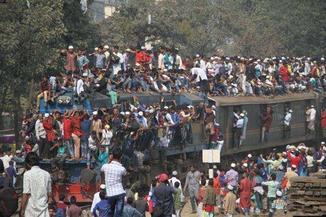 火车上抢地盘, 场面犹如美国大片, 真是一道壮观的风景线