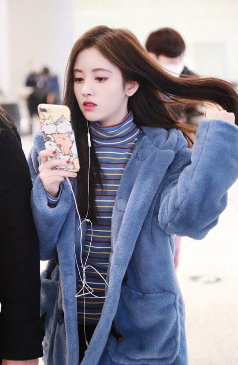 鞠婧祎机场大秀少女魅力,撩起秀发的那一抹风