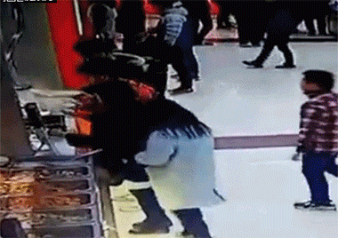 监拍某校女小偷3秒偷手机