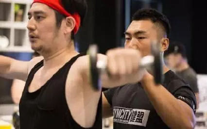健身还没多久，钱枫就瘦出腹肌？仔细一看原来是画的