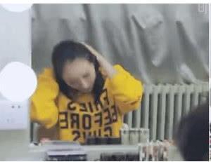 杨幂的发际线有多高?被人拿掉假发的瞬间,脑门