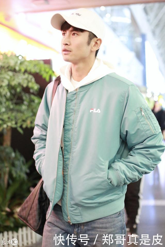 张云龙现身北京机场,浅色外套配上牛仔裤,这打