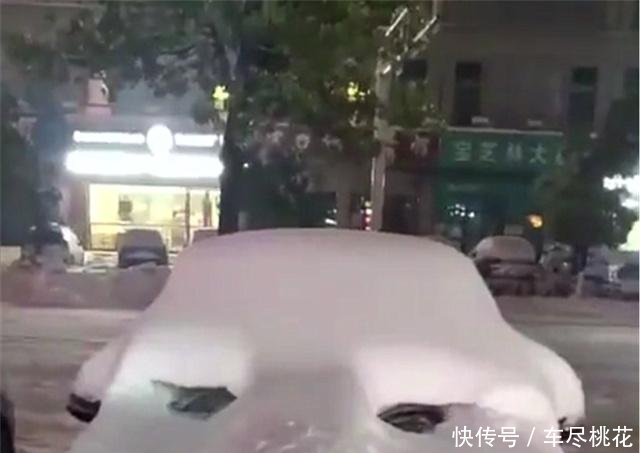 马鞍山偶遇31万奔驰,人家下雪堆雪人,车主却在车上堆"