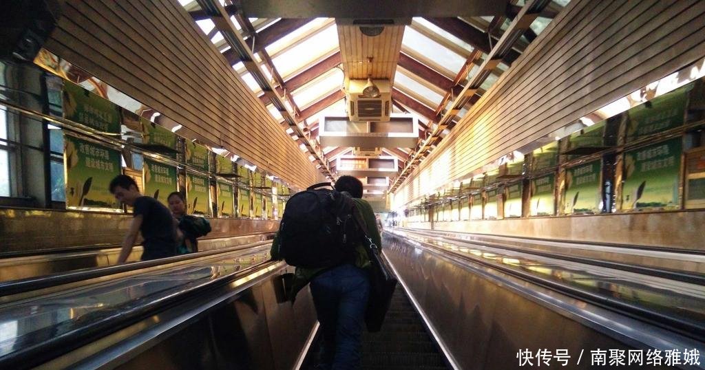 我国最刺激的电动扶梯, 长度达100余米, 部分人