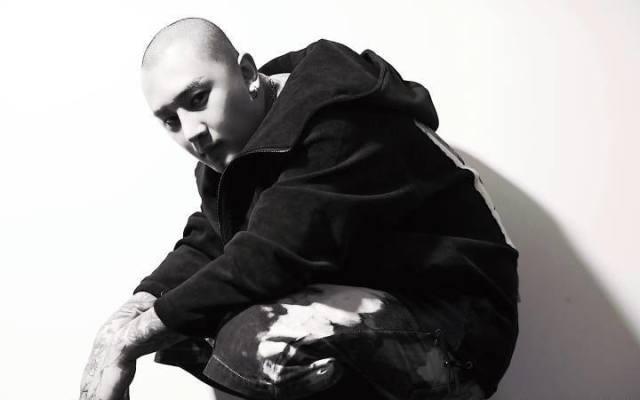 快手方丈帐号危险,直播时全副武装,恐怕要被