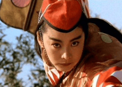 林青霞与女儿逛街被拍！60多岁的她双手仍细嫩教主还是那个教主！