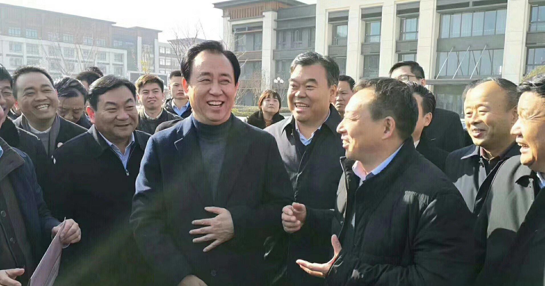 许家印与妻子公开露面秀恩爱,回河南老家每户