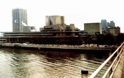 年轻的建筑师史密森夫妇在1954年提出了"粗野主义"理论,他们认为建筑
