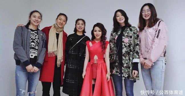 加《奔跑吧》引关注,刚刚完婚的她展现强大朋友圈