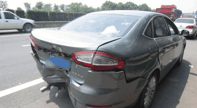 车被撞了是先报车险还是先报警?搞不清楚顺序