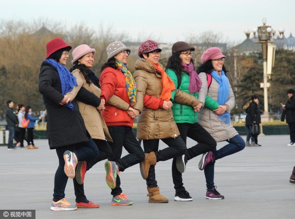 大妈天安门前拗造型留影 妙趣横生欢乐多