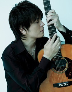 押尾从10几岁时开始玩吉他,先是跟中川砂仁(isato中川)学吉他(中川那