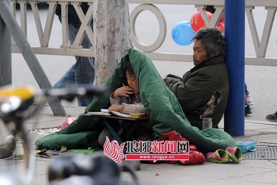 她为什么在寒风中乞讨?随父乞讨已成童年印记,她何时能回归正常童年