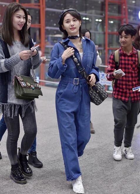 王子文和周冬雨同穿连体裤现机场,一个似超模