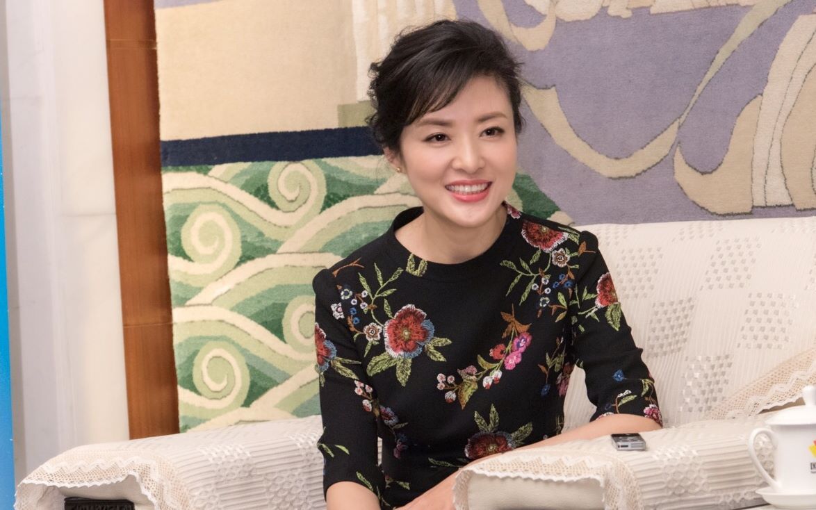 她曾和董卿竞争央视一姐，连续主持16年春晚，从央视离职后活成这样