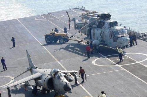 奇葩的印度海军为什么在航母是用拖拉机牵引飞