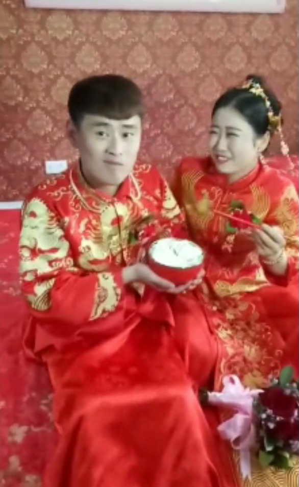 男子结婚朋友闹洞房要他吃面条,结果新郎一个