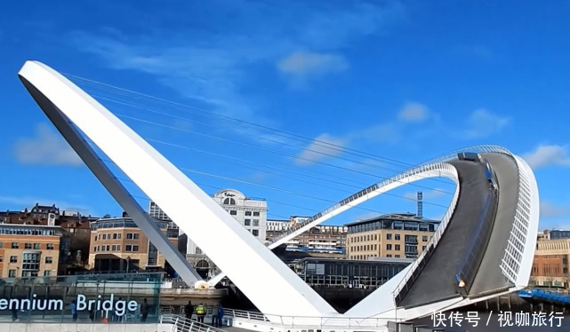 你见过可以旋转的桥梁吗?就像眼睛在眨动,只为给船舶腾出空间