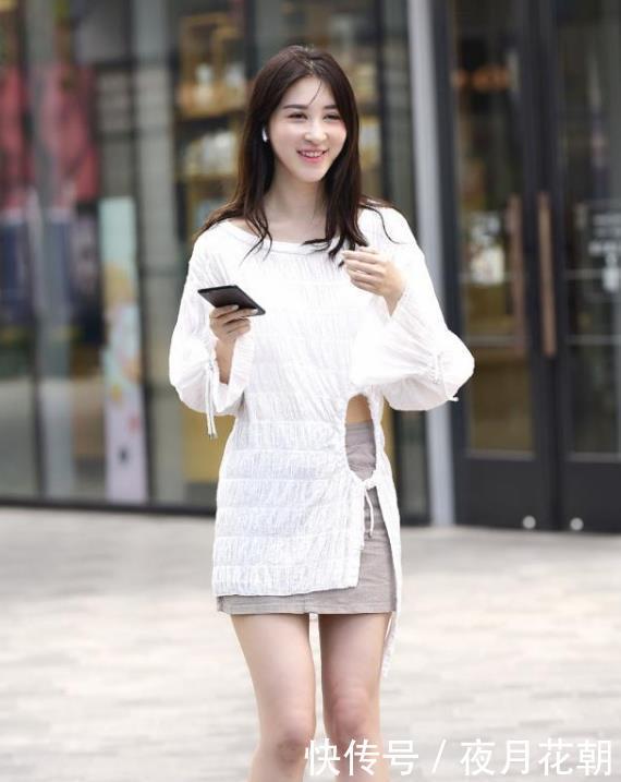 街拍:笑容甜美的美女,一件白色上衣配灰色短裙,时尚清爽靓丽美 澳门赌博正规网站大全
