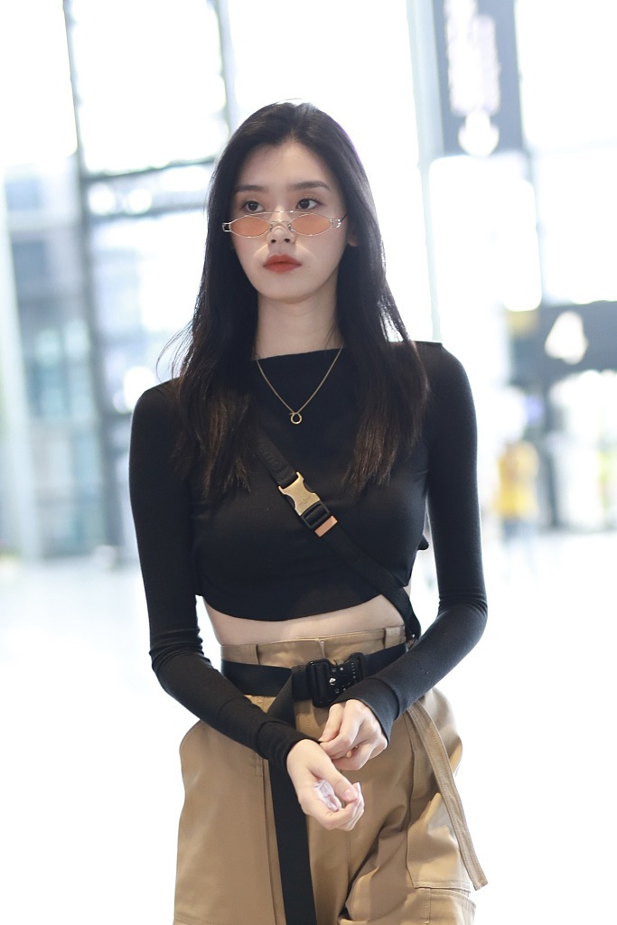 奚梦瑶性感后背贾青性感演员高清大图大露造型特工酷帅似女机场图片