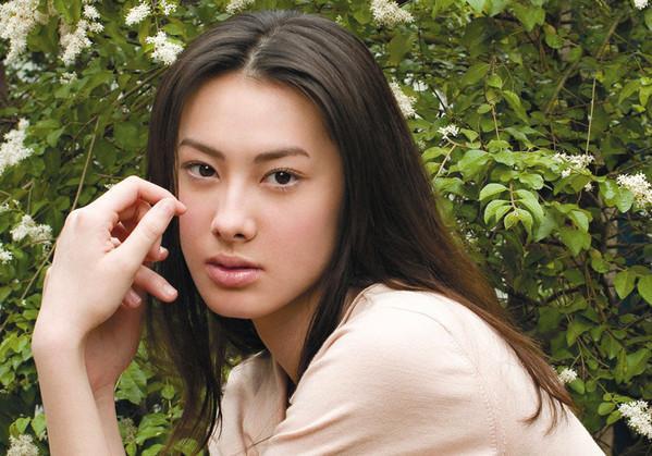 梁洛施12岁逃学吸烟,21岁成未婚妈妈,23岁坐拥上亿身家,狗血剧都不如她人生的一半精彩!