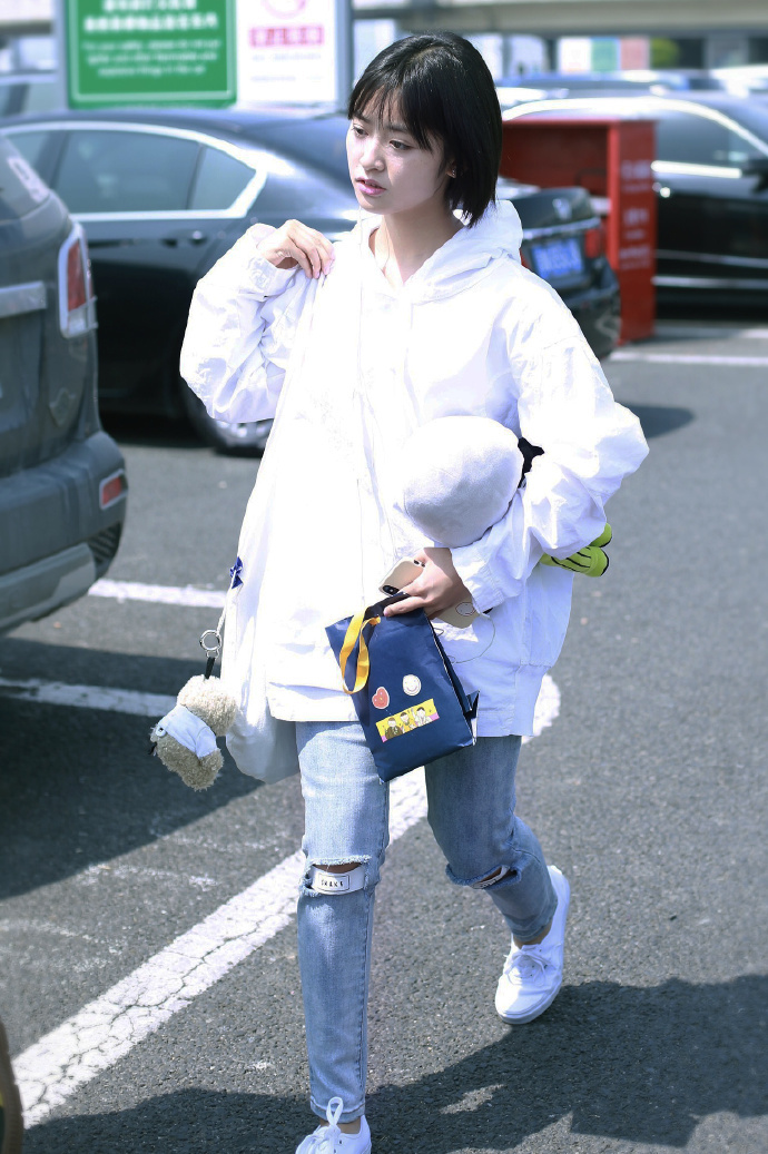 沈月手抱公仔青春靓丽,网友:这个杉菜有点甜