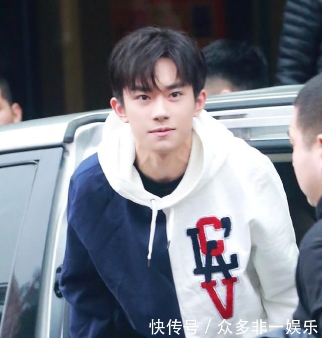 易烊千玺生日会人数破纪录,粉丝集体抗议:不公