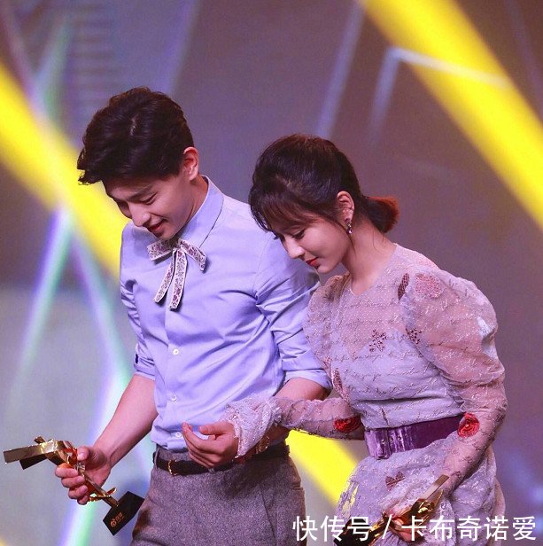 最不会穿高跟鞋的女星杨紫,真的摔跤了,网友:这