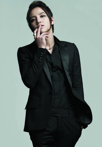 张根硕黑色西装是什么牌子的?_360问答