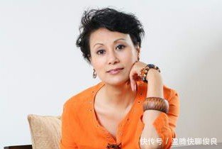 她是国家一级演员,是赵薇的母亲,今62岁容颜