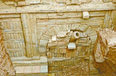 一村民犁出古墓进去后差点被吓死,从此见到人