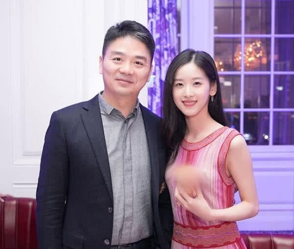 刘强东否认离婚后章泽天首露脸,手中未戴婚戒