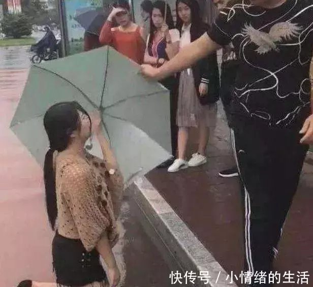 女子下雨天向男子下跪求和遭拒，得知原因大家都摇头惋惜！