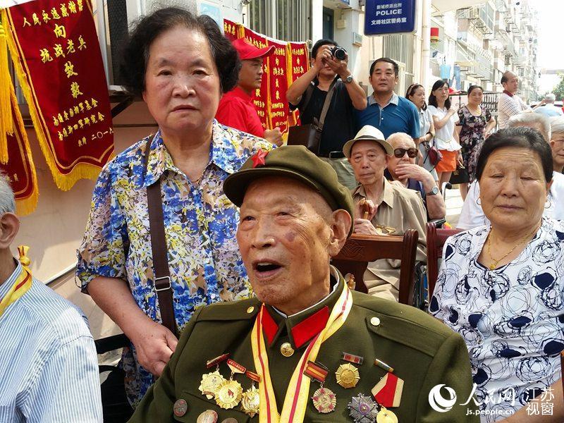 【相關(guān)圖片】南通退伍軍人自掏腰包設(shè)專項(xiàng)基金救助抗戰(zhàn)老兵
