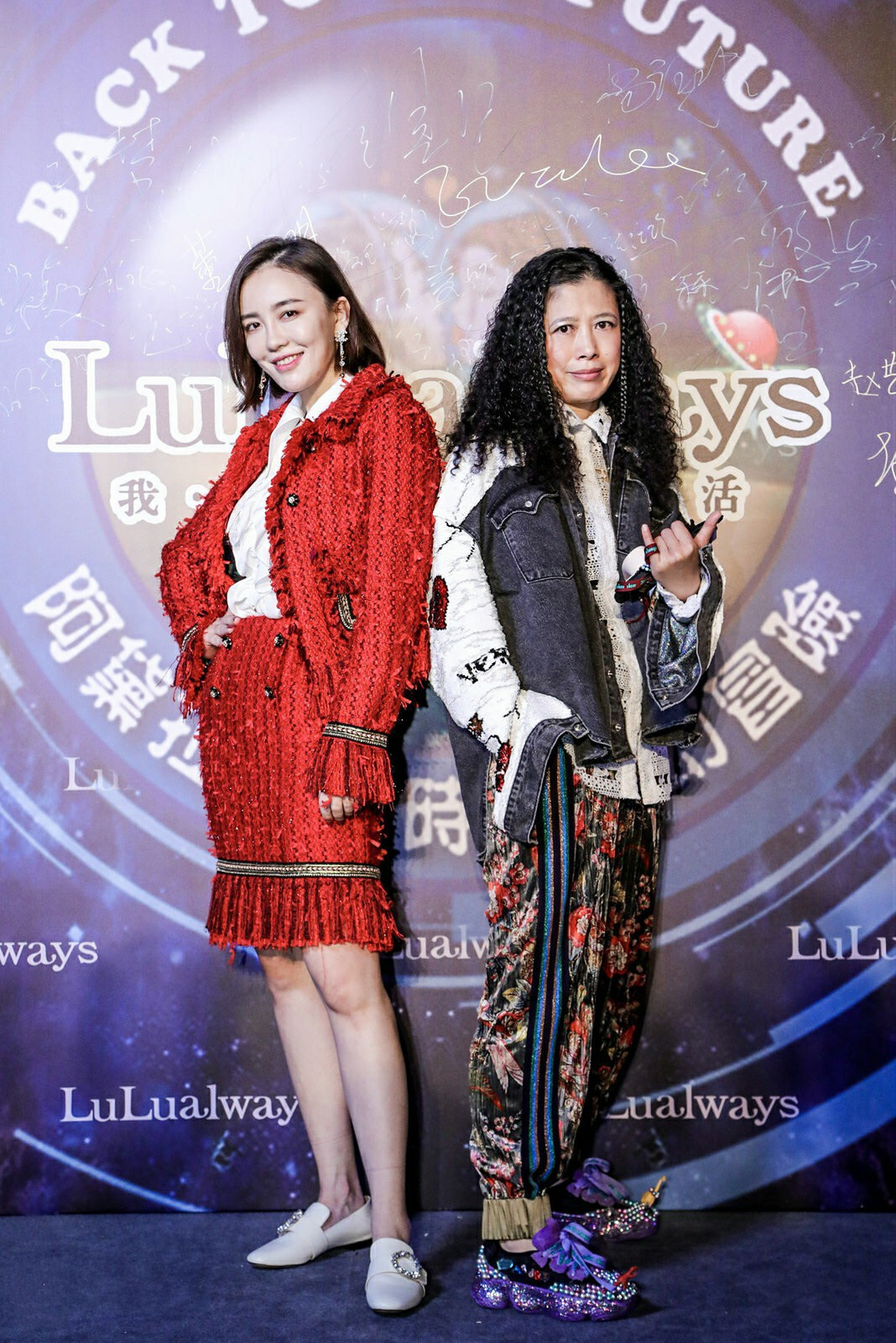 吕佳容受邀秋冬上海时装周 一身红衣C位亮相！