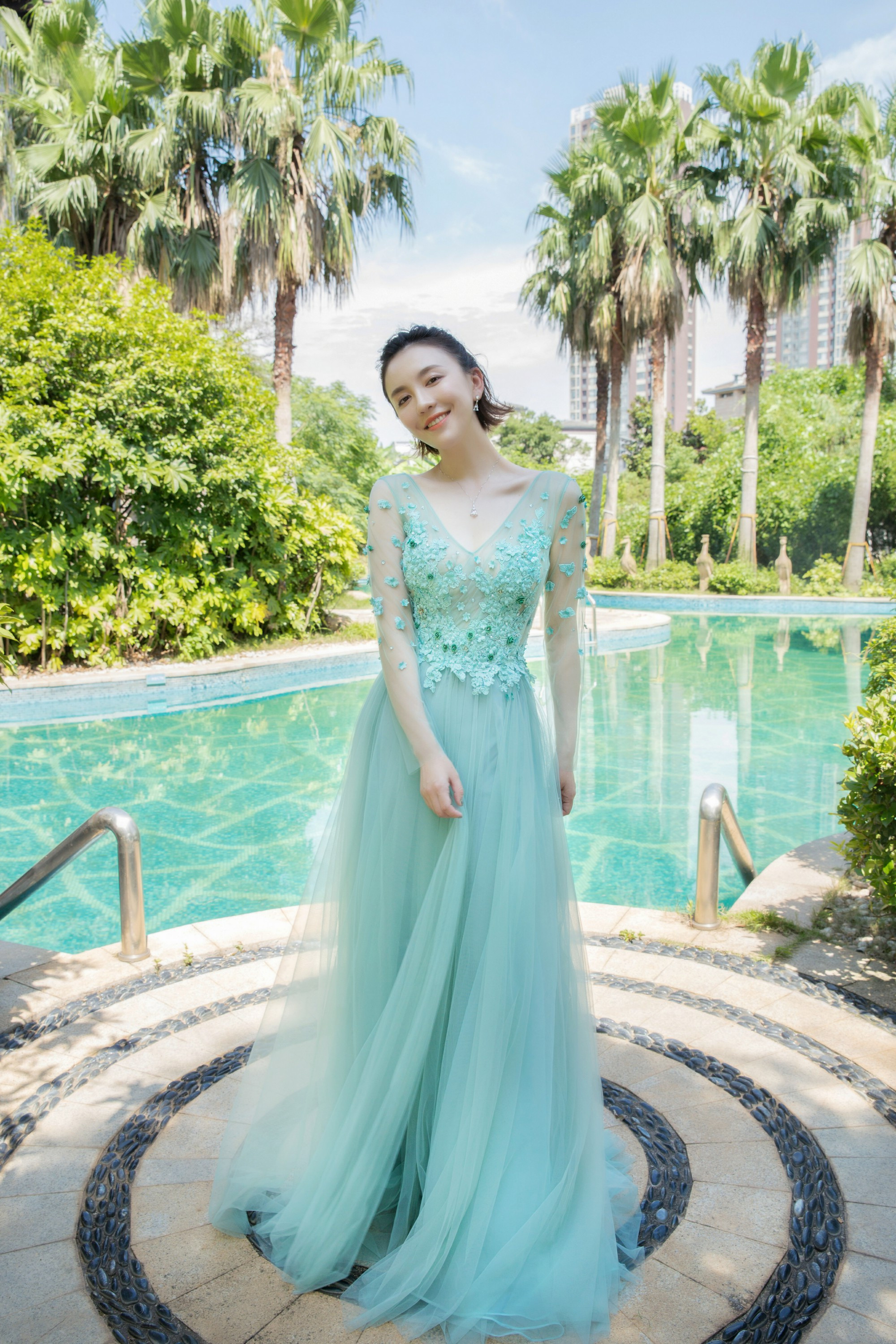 美到我了！吕佳容水心礼服大片 一抹淡绿仙气盎然