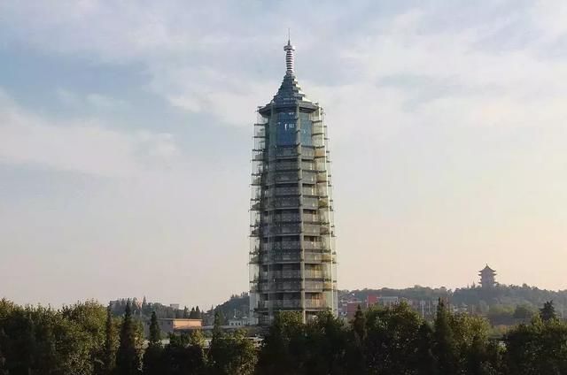 如今位于南京的新建琉璃塔,已是新时代的造型.