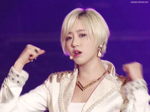 有哪位韩国女明星是短白发的